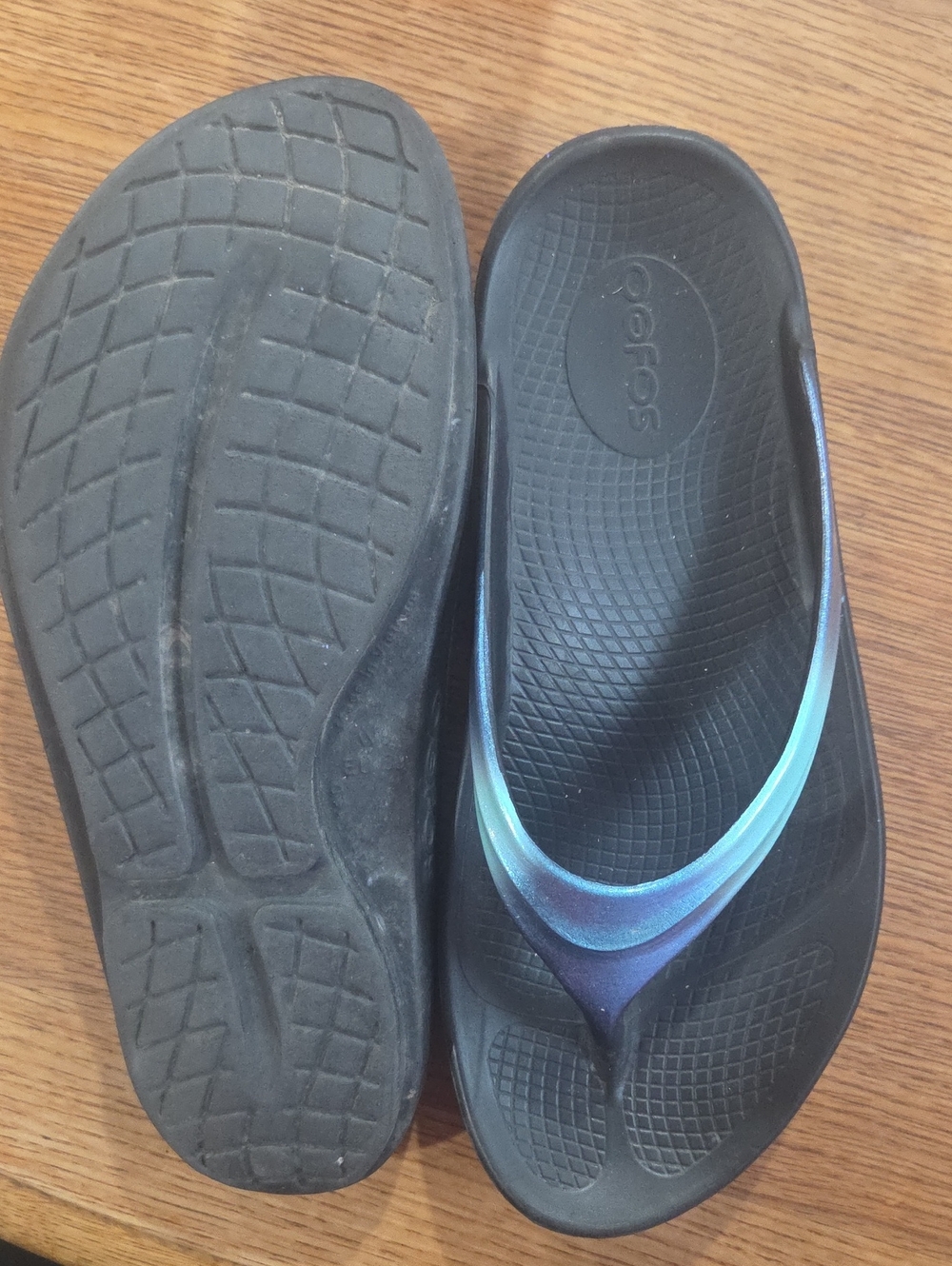OOFOS Womens Black Sandals with Iridescent Blue Strap Size 8